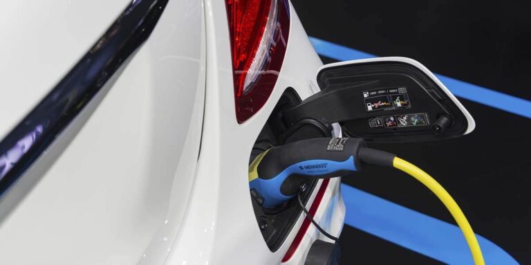 Hybridi- ja sähköautojen huolto Mikan ja Anssin autohuollossa